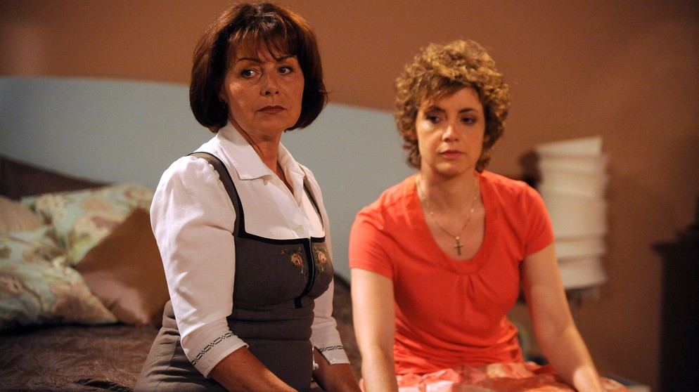 Rosi macht sich selbst Vorwürfe, dass sie damals die Briefe hat verschwinden lassen. Von links: Rosi Brunner (Brigitte Walbrun) und Maria Kirchleitner (Daniela März). | Bildquelle: BR/Marco Orlando Pichler