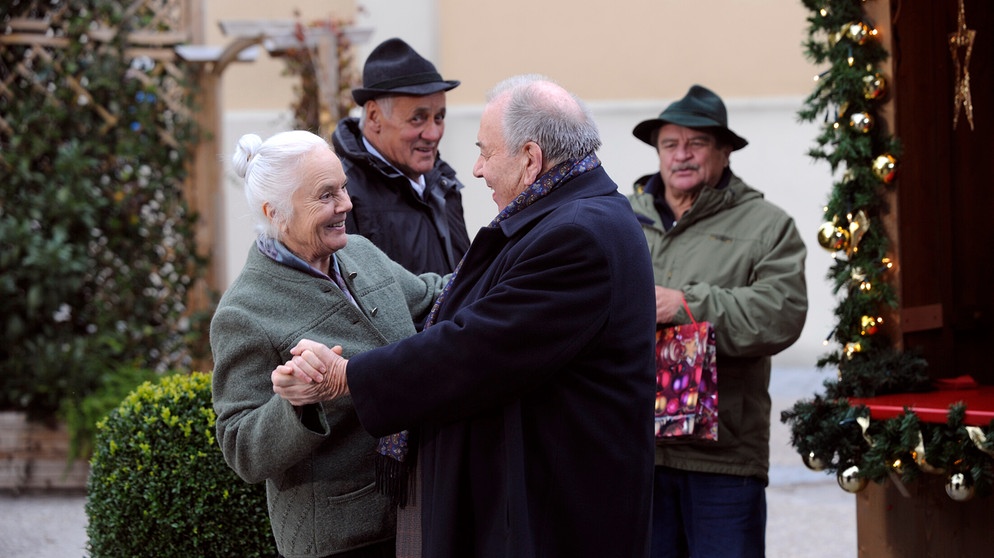 Theresa genießt die Zeit mit Wolfgang. Von links: Theresa Brunner (Ursula Erber) und Wolfgang (Karl Friedrich). | Bildquelle: BR/Marco Orlando Pichler