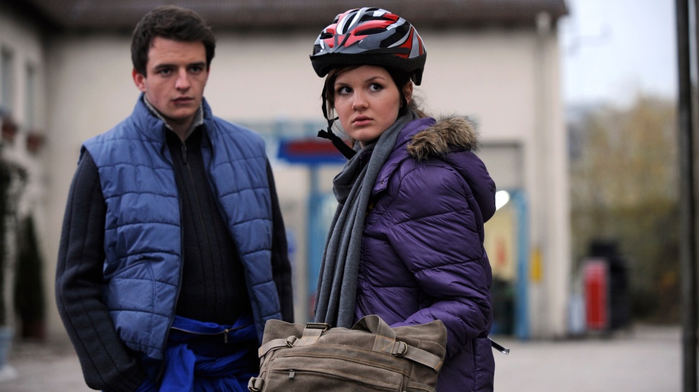Florian erfährt, dass Sophia nach einem Streit mit ihrem Vater abgehauen ist. Von links: Florian Brunner (Tommy Schwimmer) und Sophia (Alina Stiegler). | Bildquelle: BR/Marco Orlando Pichler