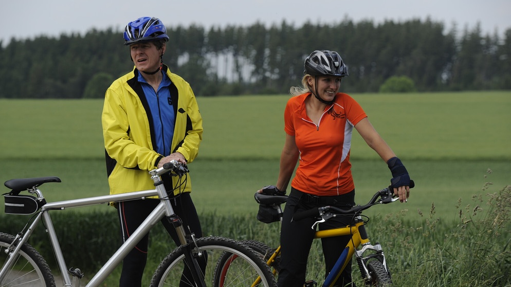 Nicole und Roland treffen sich zufällig beim Radeln. Von links: Roland Bamberger (Horst Kummeth) und Nicole Götz (Julia Küllinger). | Bildquelle: BR/Marco Orlando Pichler