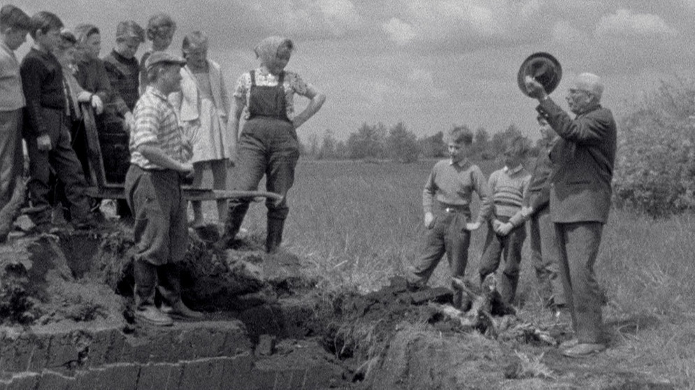 Die Natur ließ sich auch 1962 am besten vor Ort erkunden, wie hier bei einem Schulausflug ins Erdinger Moos. | Bildquelle: BR/Detlef Krüger