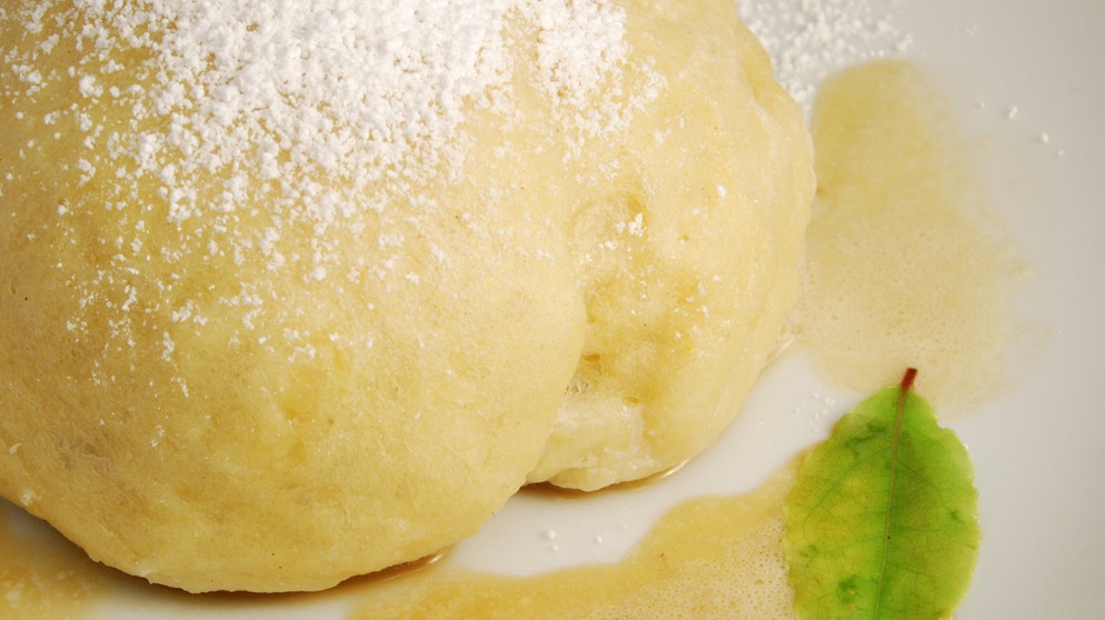Süße Dampfnudeln mit Kaffee-Zabaglione. | Bildquelle: stock.adobe.com/Thobie