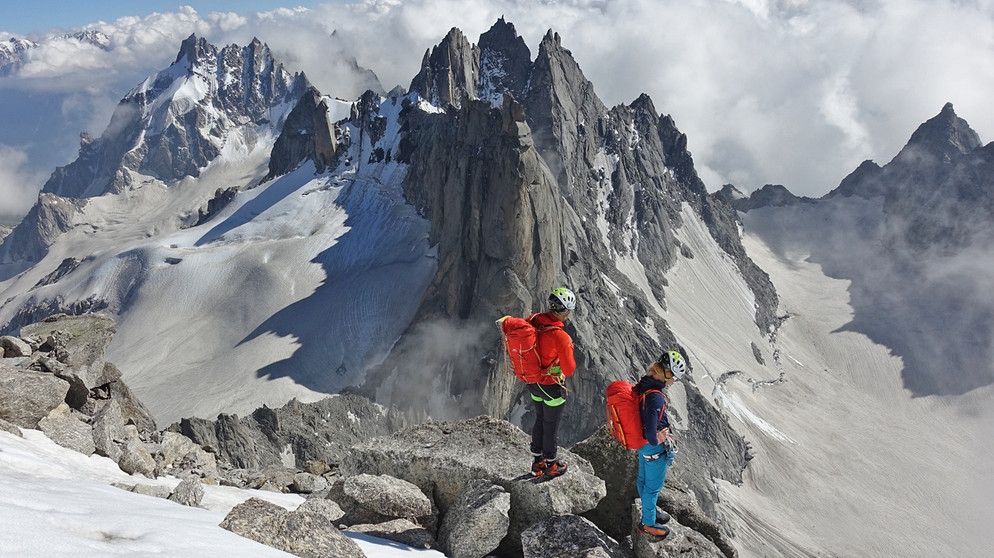 Jana Möhrer und Laura Tiefenthaler während des Abstiegs vom Ali Ratni Tibba. Im Hintergrund der Obelisk und die Manikaran Spires. | Bildquelle: DAV/Silvan Metz 