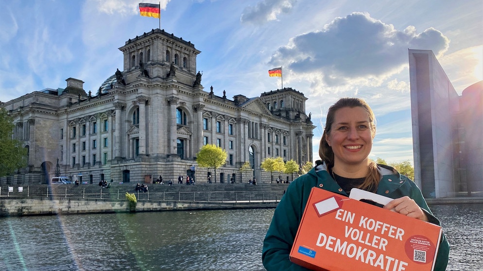 Anna Kemmer mit dem "Koffer voller Demokratie" in Berlin | Bildquelle: BR/Christian Wölfel