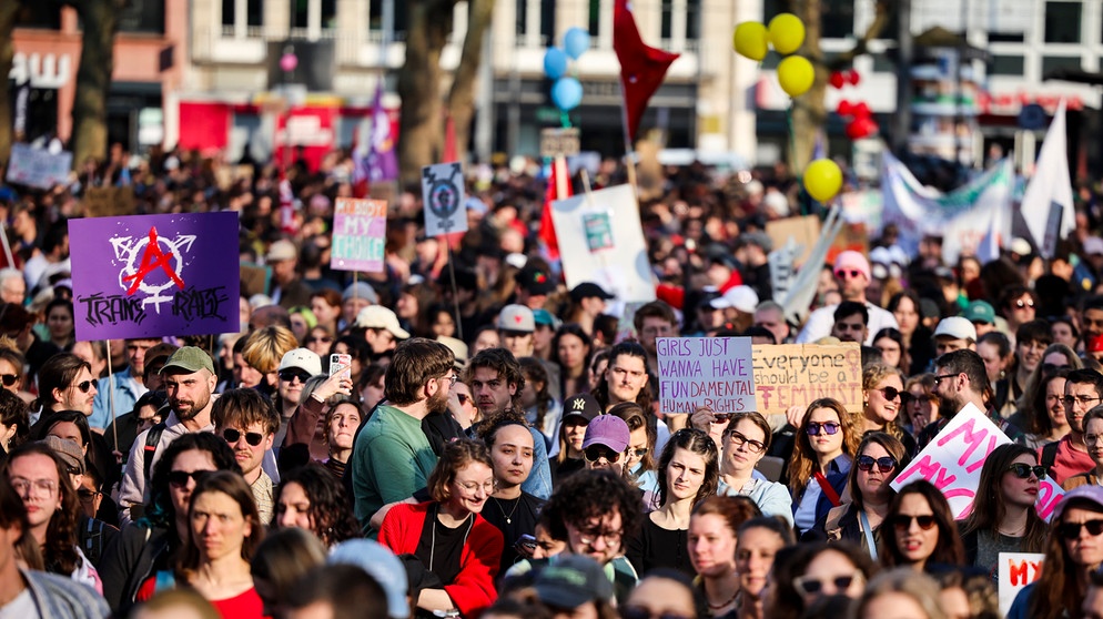08.03.2025, Nordrhein-Westfalen, Köln: Bei einer Demo anlässlich des Internationalen Frauentages nehmen mehrere tausend Menschen teil, sie zeigen Schilder und Plakate. Foto: Christoph Reichwein/dpa +++ dpa-Bildfunk +++ | Bildquelle: dpa-Bildfunk/Christoph Reichwein