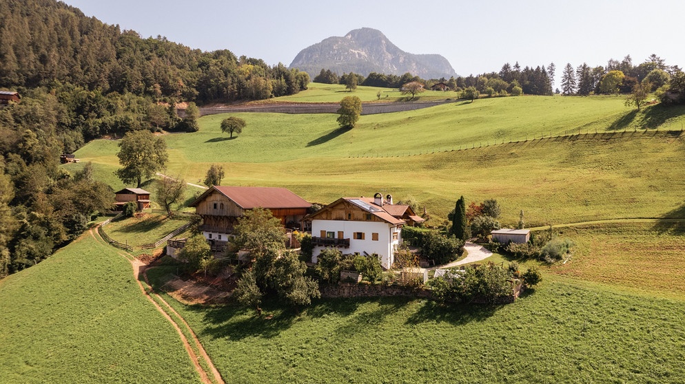 Vom Wandel im Tierser Tal: Der Hof der Familie Federer liegt oberhalb des Eisacktales zwischen den Orten Tiers und Völser Aicha. | Bildquelle: BR/Klaus Röder