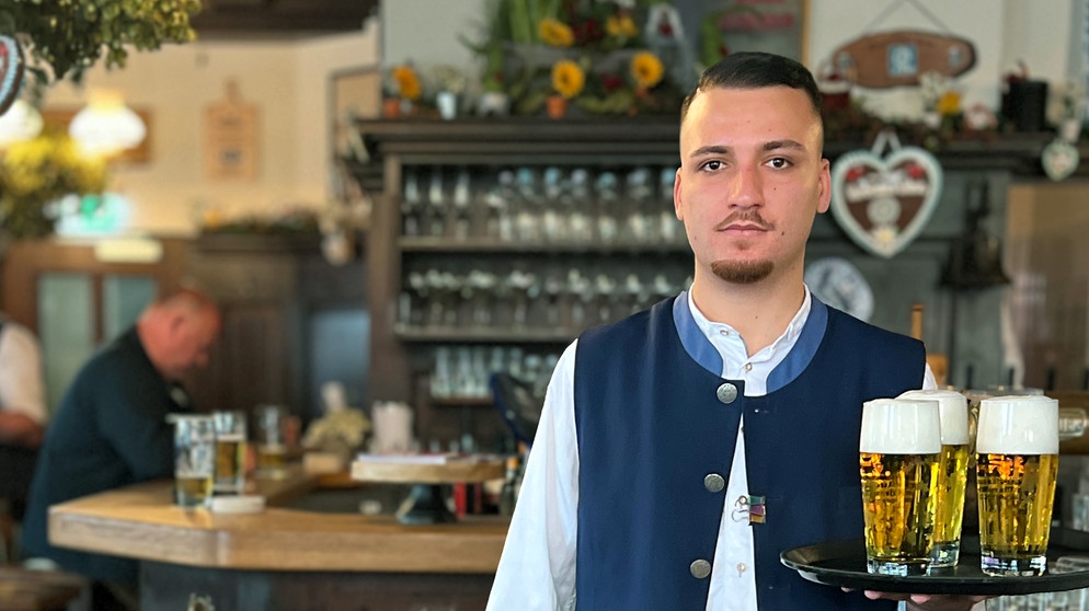 Service-Kraft Ashti Abdi  | Bildquelle: Johannes Kaltenhauser
