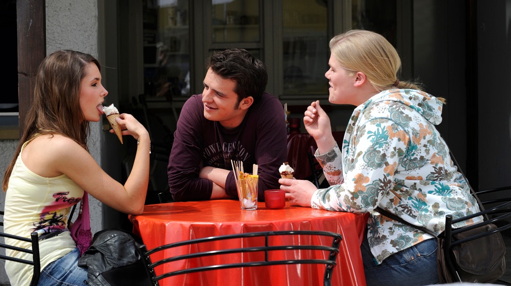Dahoam is Dahoam: Flori versucht, das hübschere Mädchen zu beeindrucken. Von links: Kld, Florian Brunner (Tommy Schwimmer) und Liserl (Gisa Flake). | Bildquelle: BR/Marco Orlando Pichler