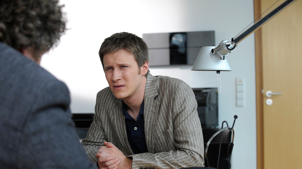 Dahoam is Dahoam: Ludwig Brunner (Martin Wenzl) gerät unter Druck, als der Chef mit seinem Artikel unzufrieden ist. | Bildquelle: BR/Marco Orlando Pichler