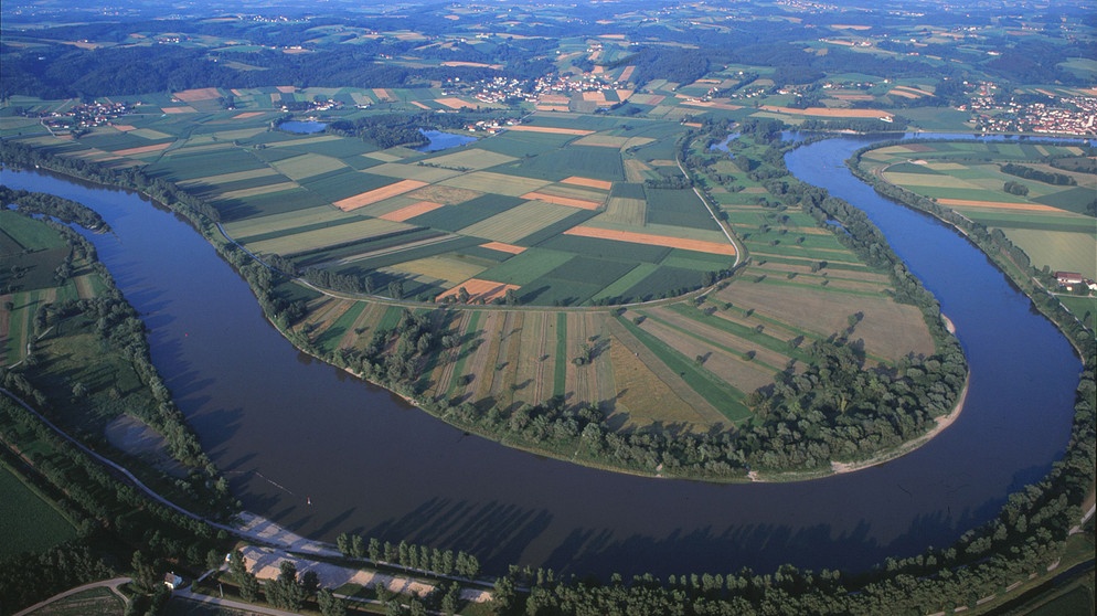 Filmischer Protest gegen die Vernichtung der letzten 70 Kilometer fließende Donau in Bayern zwischen Straubing und Vilshofen durch die gigantomanischen Pläne der Rhein-Main-Donau-AG. Im Bild: Mühlhamer Schleife. | Bildquelle: BR/Hermann Reichmann