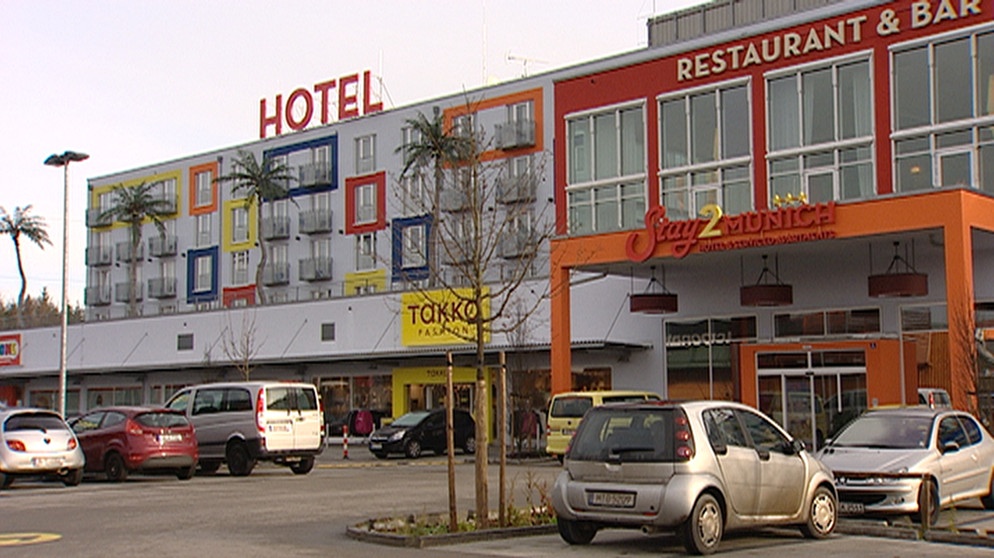 Das Einkaufscenter in Straßlach mit Palmen. | Bildquelle: BR