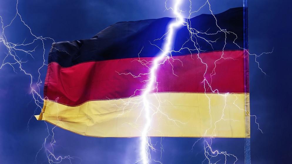 Deutschlandflagge mit Blitz | Bildquelle: picture alliance/Klaus Ohlenschläger