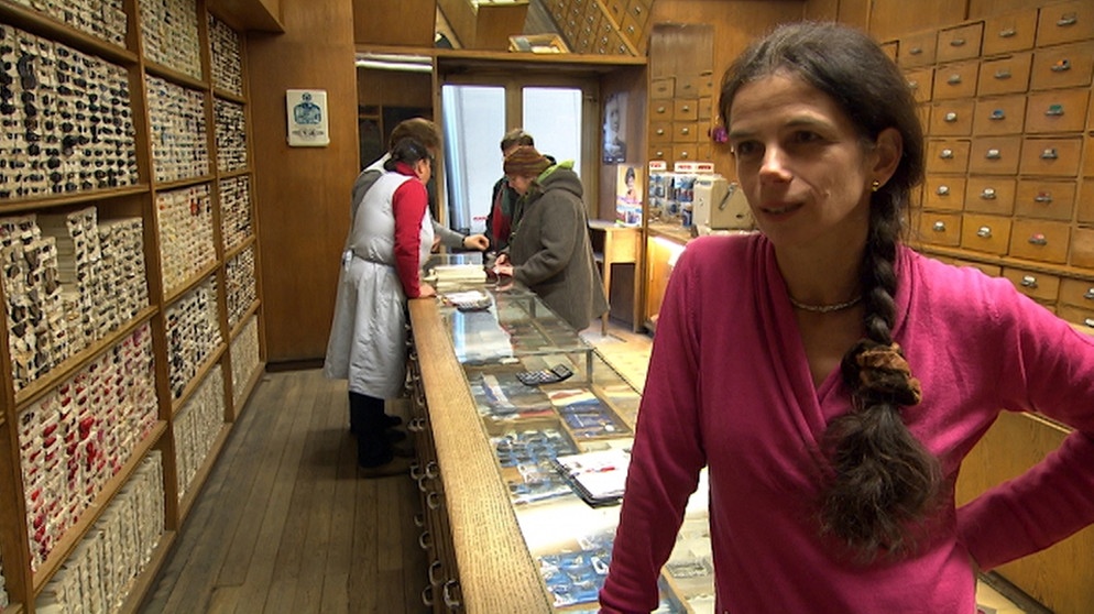 Den "Knopferlmayer" am Rathausplatz gibt es schon mehr als 250 Jahre. Hier arbeitet Veronika Mayer zusammen mit Frau Irmi. | Bildquelle: BR
