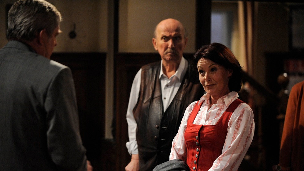 Dahoam is Dahoam: Joseph fragt Rosi, ob sie seine Frau werden will. Von links: Joseph Brunner (Wilhelm Manske) und Rosi Kirchleitner (Brigitte Walbrun). | Bildquelle: BR/Marco Orlando Pichler