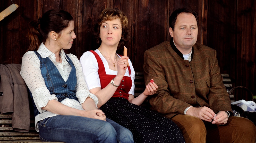 Dahoam is Dahoam: Annalena, Maria und Hubert überlegen, wie sie Franz doch noch umstimmen können. Von links: Annalena Brunner (Heidrun Gärtner), Maria (Daniela März) und Hubert Kirchleitner (Bernhard Ulrich). | Bildquelle: BR/Marco Orlando Pichler