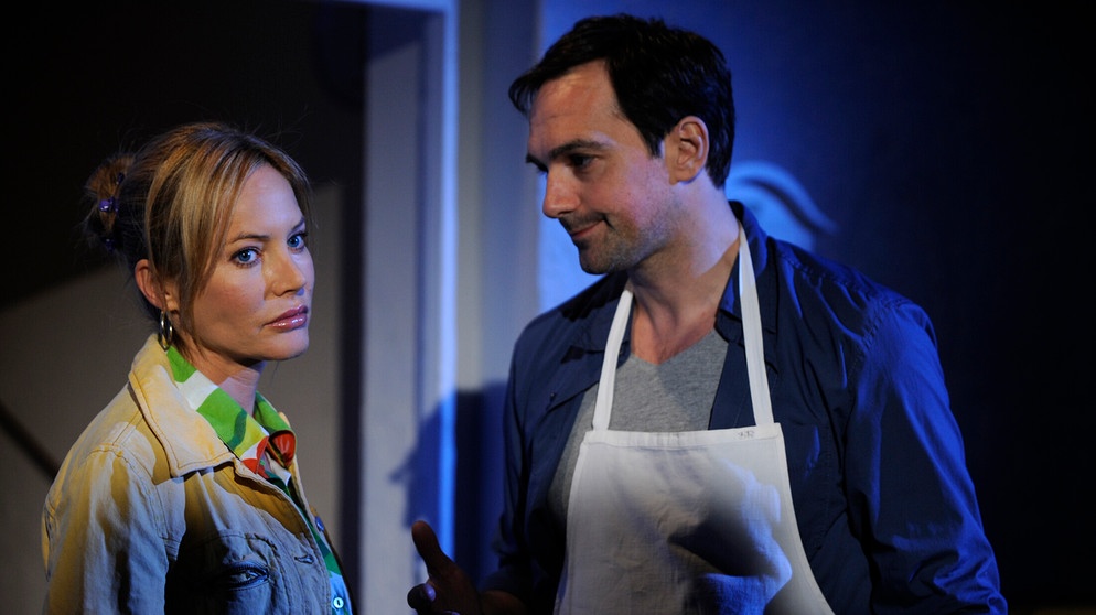 Dahoam is Dahoam. Trixi erwischt ihren Mann bei dessen heimlichen Nebenjob. Von links: Trixi (Doreen Dietel) und Mike Preissinger (Harry Blank). | Bildquelle: BR/ Marco Orlando Pichler