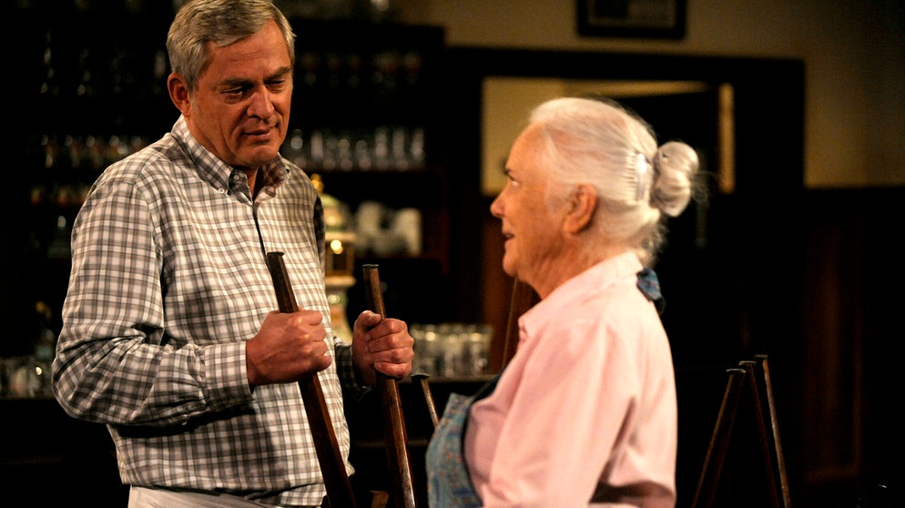 Dahoam is Dahoam. Joseph (Wilhelm Manske) und Theresa Brunner (Ursula Erber) haben einen Waffenstillstand geschlossen. | Bildquelle: BR/Marco Orlando Pichler