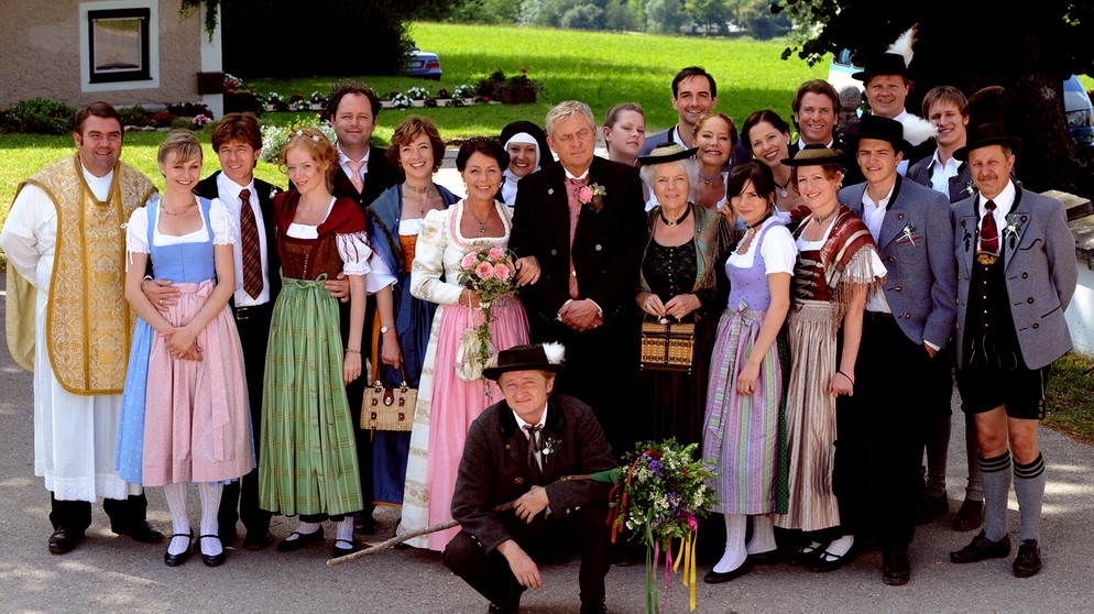 Die Hochzeitsgesellschaft von Joseph (Wilhelm Manske) und Rosi (Brigitte Walbrun) vor der Kirche. | Bildquelle: BR/ Marco Orlando Pichler