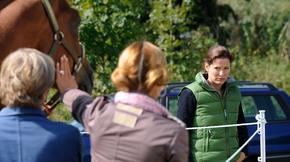 Xaver und Trixi versuchen, Annalena ihre Angst vor dem Pferd zu nehmen. Von links: Xaver (Michael Schreiner), Trixi Preissinger (Doreen Dietel) und Annalena Brunner (Heidrun Gärtner). | Bildquelle: BR/ Marco Orlando Pichler