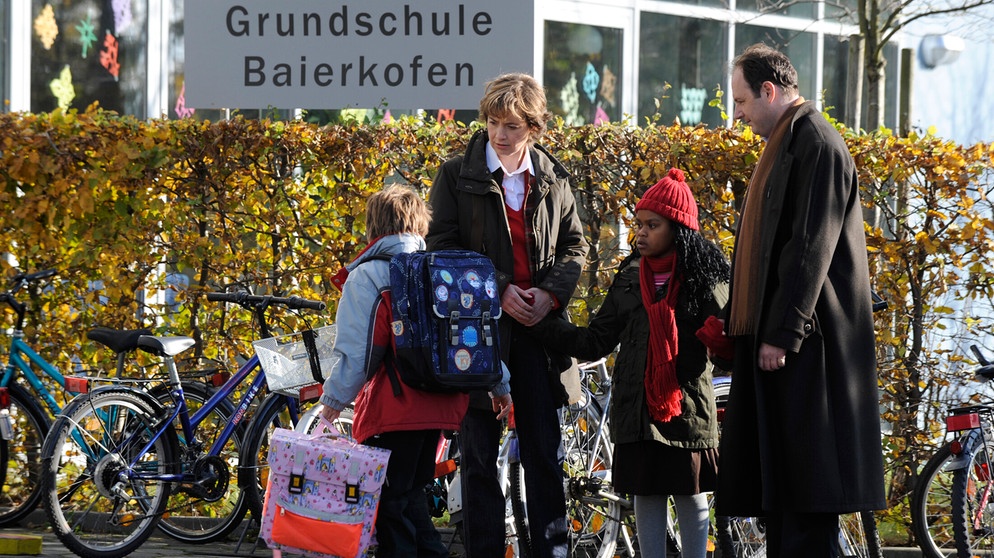 Dahoam is Dahoam. Maria hofft, dass Kendra den ersten Schultag gut übersteht. Von links: Christian Preissinger (Marinus Kaffl), Maria Kirchleitner (Daniela März), Kendra (Rukia Kazungu) und Hubert Kirchleitner (Bernhard Ulrich). | Bildquelle: BR/ Marco Orlando Pichler