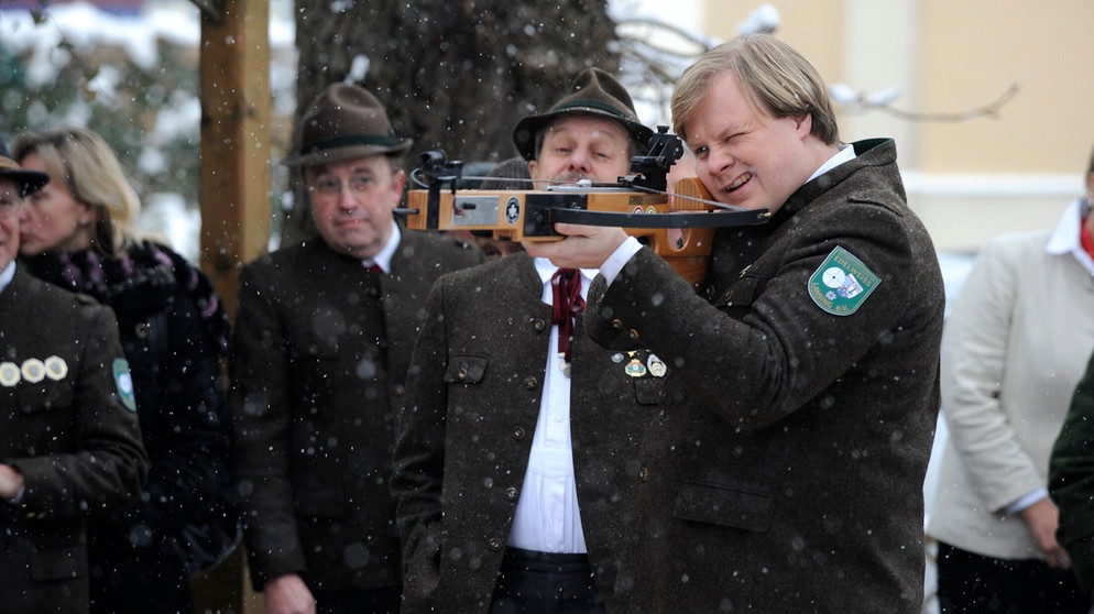 Max zielt beim Wettschießen um den Vorsitz im Schützenverein. Von links: Bürgermeister Schattenhofer (Werner Rom) und Max Brunner (Michael A. Grimm). | Bildquelle: BR/ Marco orlando Pichler
