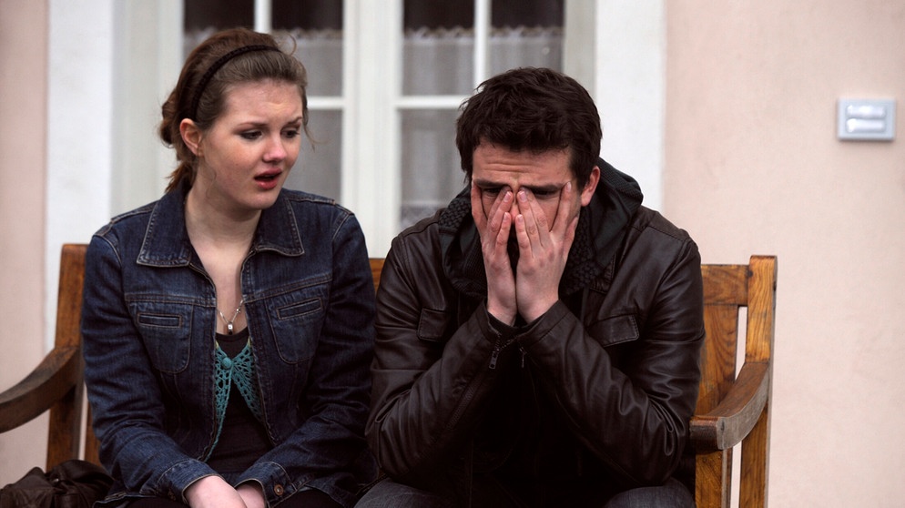 Flori ist geschockt, als Sophia behauptet, schwanger zu sein. Von links: Sophia Stadlbauer (Alina Stiegler) und Florian Brunner (Tommy Schwimmer). | Bildquelle: BR/ Marco Orlando Pichler