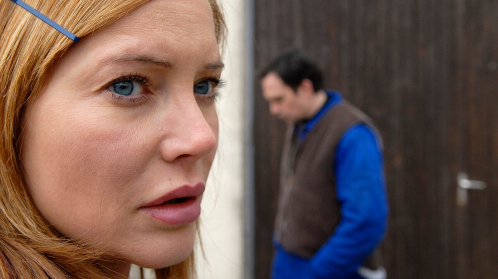 Dahoam is Dahoam: Zwischen Trixi (Doreen Dietel) und Mike (Harry Blank) herrscht erst einmal Funkstille. | Bildquelle: BR/Marco Orlando Pichler