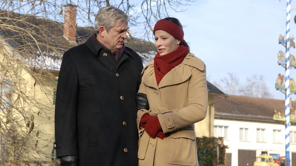 Dahoam is Dahoam: Annalena sucht Rat bei ihrem Vater. Von links: Joseph (Wilhelm Manske) und Annalena Brunner (Heidrun Gärtner). | Bildquelle: BR/Marco Orlando Pichler