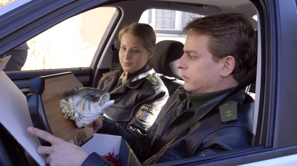 Dahoam is Dahoam: Anderl Ertl (Florian Fischer, rechts) ist wenig begeistert von seiner neuen Kollegin Renée Weber (Marion Schneider). | Bildquelle: BR/Marco Orlando Pichler