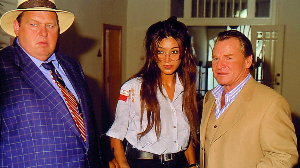 Harry Groß (Fritz Wepper, rechts) und Hans Kleiber (Ottfried Fischer, links), die Cops vom Wörthersee, und ihre reizende Kollegin Jutta (Verona Feldbusch, Mitte) müssen im Fall einer spurlos verschwundenen Zauber-Asisstentin ermitteln. | Bildquelle: BR/Lisa Film