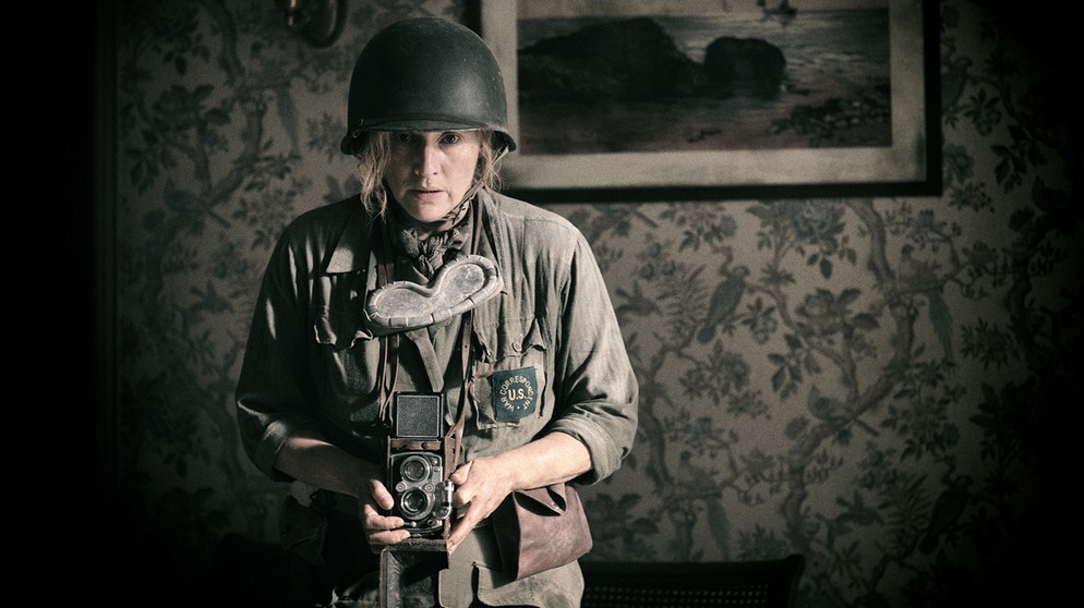 Szene aus dem Spielfilm "Die Fotografin" mit Kate Winslet in der Rolle der Fotografin Lee | Bildquelle: Sky UK Ltd / Kimberley French