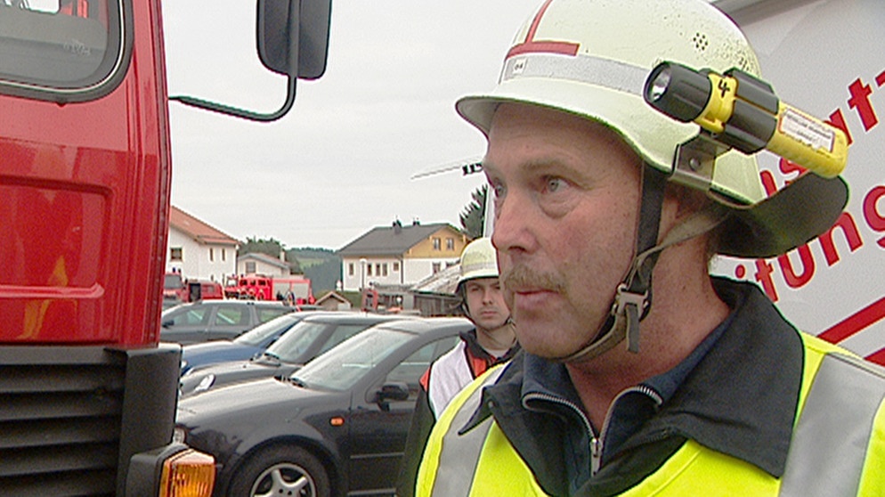 Einsatzleiter Hubert Kanamüller, Feuerwehrkommandant von Grainet. | Bildquelle: BR