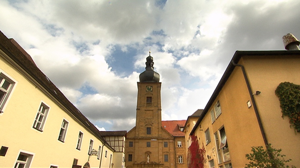 Die Klosterkirche St. Bonifazius steht im Zentrum des Anwesens zwischen dem Wirtshaus und der Klosterbrauerei Weißenohe. | Bildquelle: BR/BR
