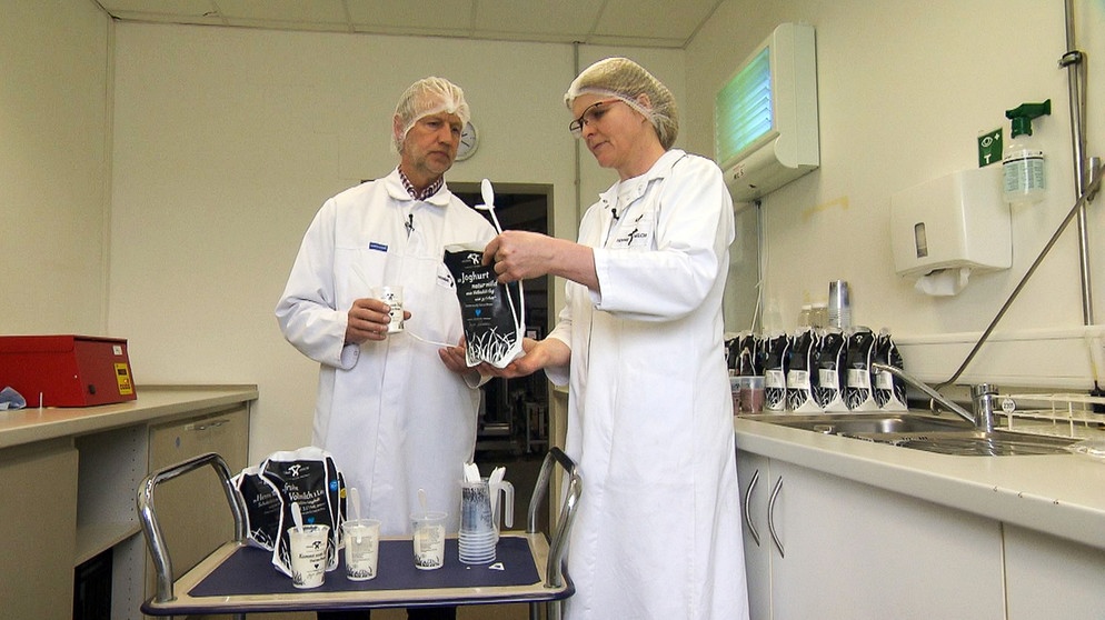 Jeden Tag kontrolliert Molkereimeisterin Katrin Laude die Inhaltsstoffe der Milch auf Hof Hemme. Beim Geschmackstest ist auch Chef Jörgen Hemme dabei.
| Bildquelle: BR/NDR/Reinhard Bettauer