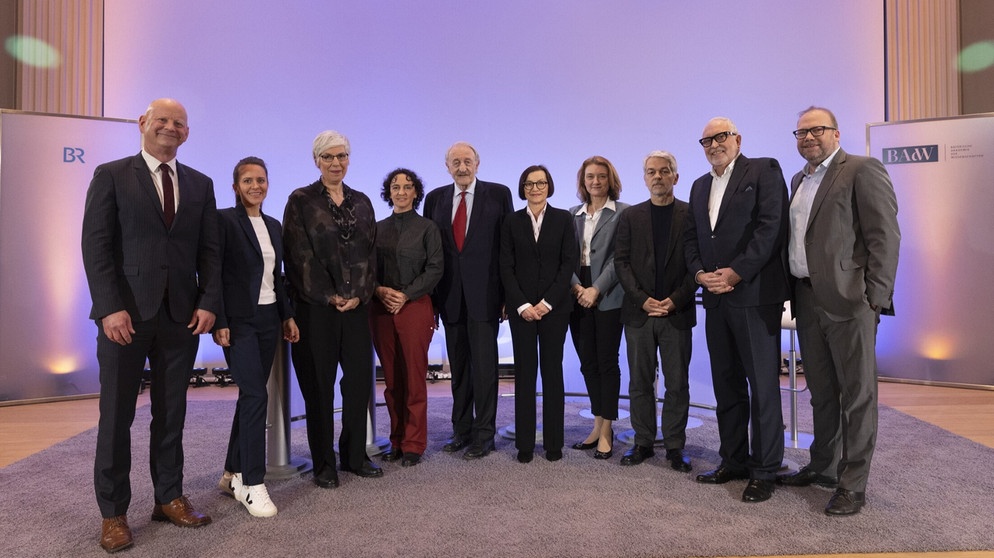 Von links: Prof. Dr. Stephan Bierling (Internationale Politik und transatlantische Beziehungen, Uni Regensburg), Ilanit Spinner (Moderation, BR), Prof. Dr. Heike Paul (Amerikanistik, FAU Erlangen-Nürnberg / BAdW), Rachel Tausendfreund (Translatlantische Beziehungen, Deutsche Gesellschaft für Auswertige Politik e.V.), Prof. Dr. Markus Schwaiger (Präsident, Bayerische Akademie der Wissenschaften), Prof. Dr. Marina Münkler (Altere und frühneuzeitliche deutsche Literatur und Kultur, TU Dresden), Prof. Dr. Daniela Schwarzer (Bertelsmann Stiftung), Prof. Dr. Carlo Masala (Internationale Politik, UniBW München / BAdW), Andreas Bönte (Moderation, BR) und Andreas Bachmann (Moderation, BR).  | Bildquelle: BR/Raphael Kast