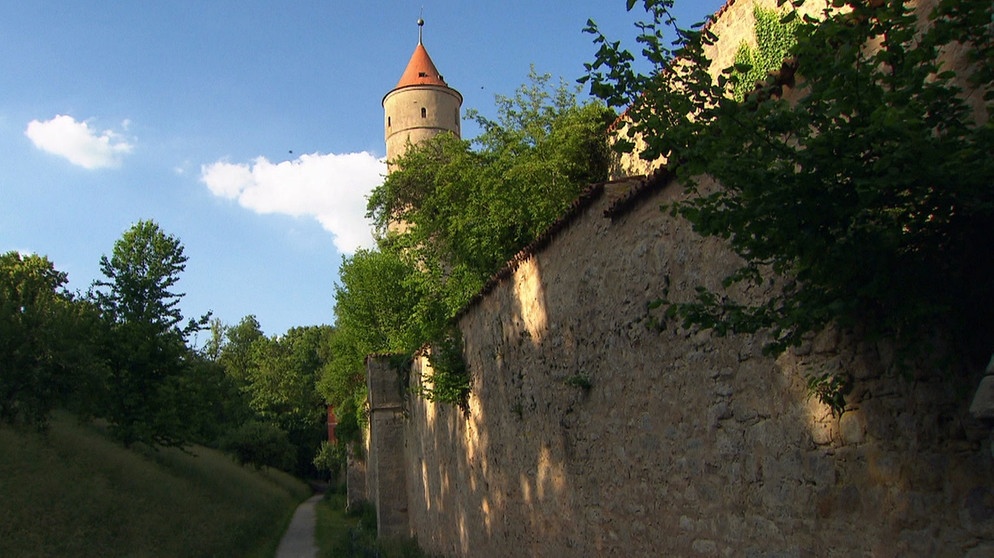Seit bald 600 Jahren umschließt die zweieinhalb Kilometer lange Mauer die Altstadt von Dinkelsbühl.  | Bildquelle: BR