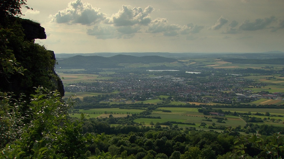 Unter unserem Himmel - Die Dörfer am Staffelberg: Ausblick vom Hausberg hinein ins Obermaintal und den Lautergrund | Bildquelle: BR