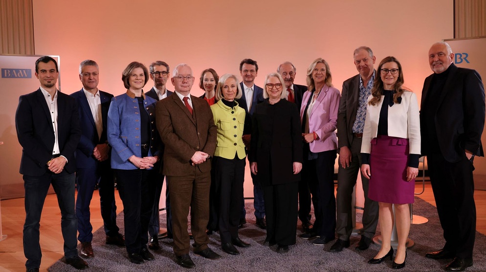 Von links: Dr. Nikil Mukerji, Prof. Dr. Lothar H. Wieler, Prof. Dr. Ulrike Protzer, Björn Wilhelm, Prof. Dr. Oliver Lepsius, Dr. Sibylle Anderl, Prof. Dr. Ursula Münch, Prof. Dr. Christoph Neuberger, Prof. Dr. Monika Schnitzer; Prof. Dr. Markus Schwaiger, Dr. Katja Wildermuth, Prof. Dr. Gerd Schulte-Körne, Andreas Bönte. | Bildquelle: Martina Bogdahn / BR