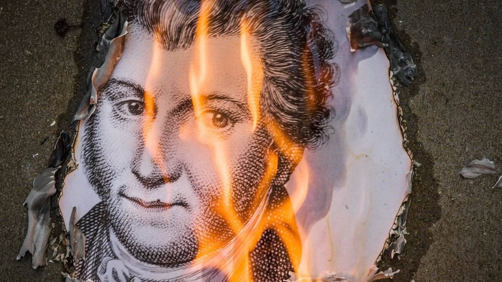 Ein Porträt des Dichters und Komponisten Ernst Theodor Amadeus Hoffmann (1776 - 1822) brennt  | Bildquelle: Bild: picture alliance / dpa