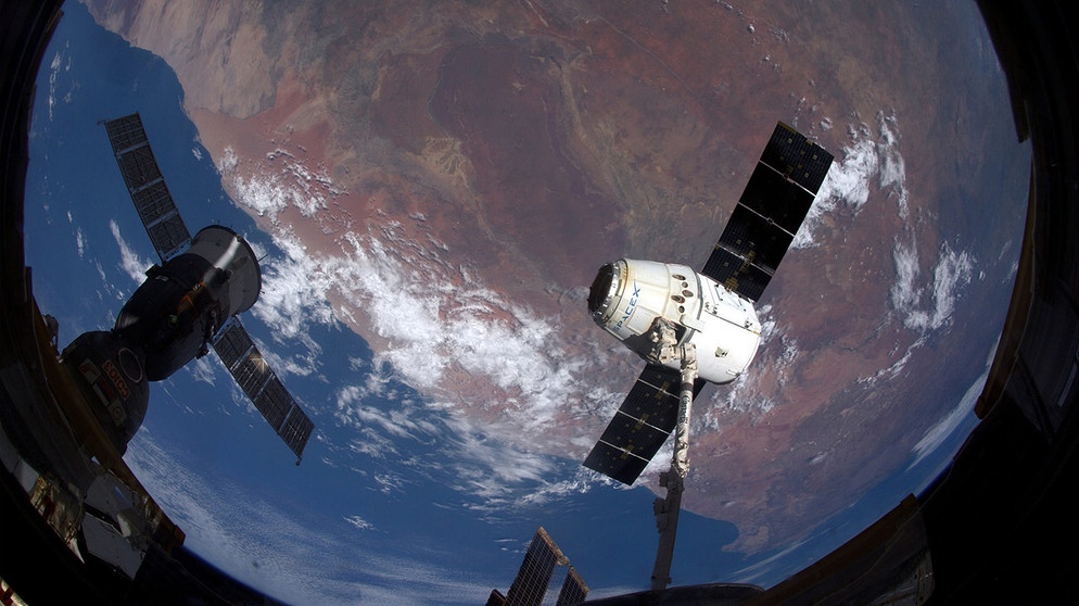 1. März 2017 - Weltraum - Doc NASA, Aus dem All, Fev/Mars 2017...Aufnahme von Thomas Pesquet aus der Iss...Dragon und Sojus sind die einzigen beiden Fahrzeuge, die zur Erde zurückkehren. Heute standen sie sich auf der Internationalen Raumstation gegenüber. Unterschiedliche Technik, unterschiedliche Sprache, gleiches Ziel | Bildquelle: picture alliance / ZUMAPRESS.com | Thoams Pesquet