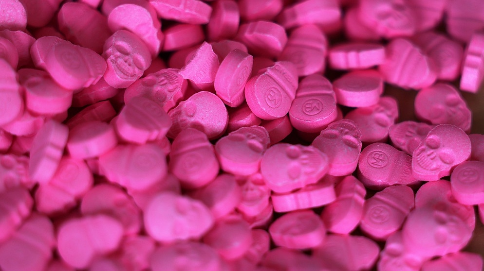 Ecstasy-Tabletten in Form von Totenköpfen liegen im Zollamt auf dem Tisch.  | Bildquelle: dpa-Bildfunk/Oliver Berg