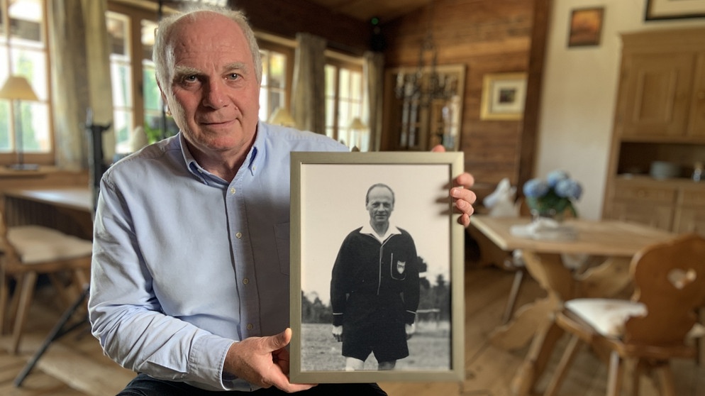 Uli Hoeneß mit dem Bild des Erfinders des Elfmeterschießens Karl Wald | Bildquelle: BR/Christoph Nahr