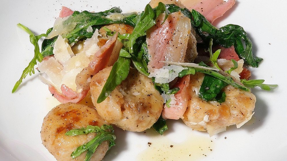 Brezn-Gnocchi mit Schwarzgeräuchertem. | Bildquelle: BR/Jürgen Endriß