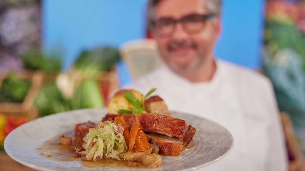 Hans Jörg Bachmeier kocht im Studio. | Bildquelle: BR/Martina Bogdahn