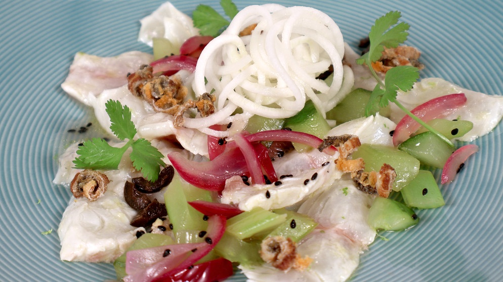 Marinierte Dorade mit Oliven-Sesam-Dressing und Radi. | Bildquelle: BR/Frank Johne