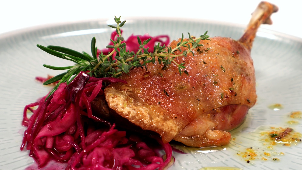Blaukraut-Salat mit geräucherter Entenkeule. | Bildquelle: BR/Frank Johne