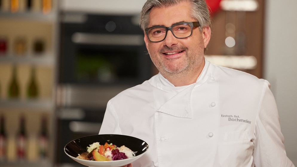 Hans Jörg Bachmeier kocht im Studio Bayerische Bowl mit Lachsforelle. | Bildquelle: BR/Martina Bogdahn 