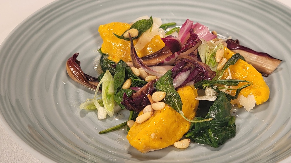 Kürbisnocken mit gebratenem Radicchio. | Bildquelle: BR/Kathrin Lindauer