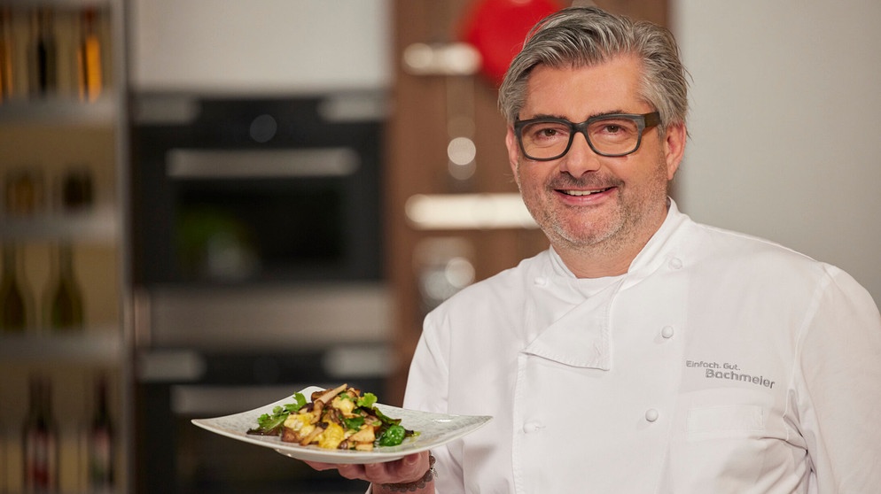 Hans Jörg Bachmeier kocht im Studio Schwammerl-Bruschetta. | Bildquelle: BR/Martina Bogdahn 