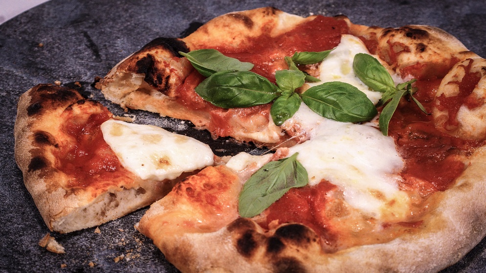 Pizza Margherita vom Grill. | Bildquelle: BR / Frank Johne